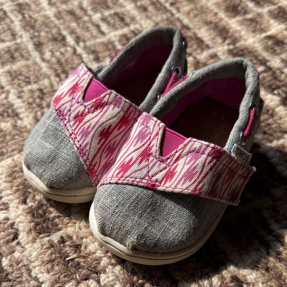 TOMS Kids Sneakers in Pink and Gray